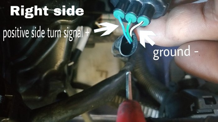 corolla 14-15 turn signal right side.jpg