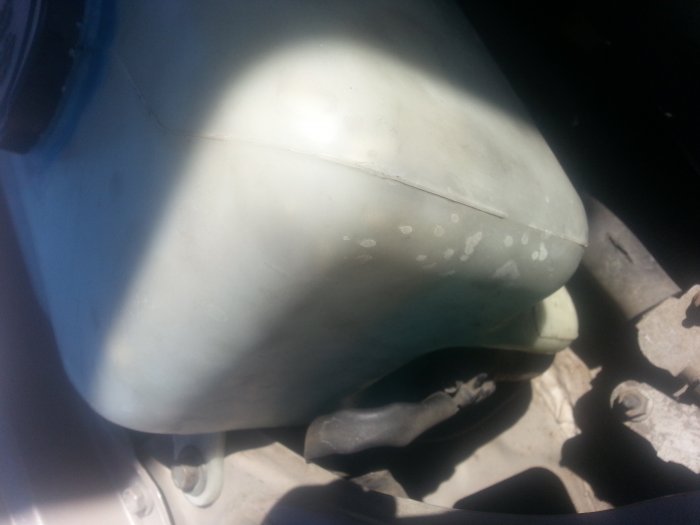 2015-10-30a Freemin windshield wiper fluid reservoir.jpg